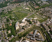 40075 Luchtfoto van het Griftpark te Utrecht, uit het zuidwesten; op de voorgrond het Huis van Bewaring Wolvenplein en ...